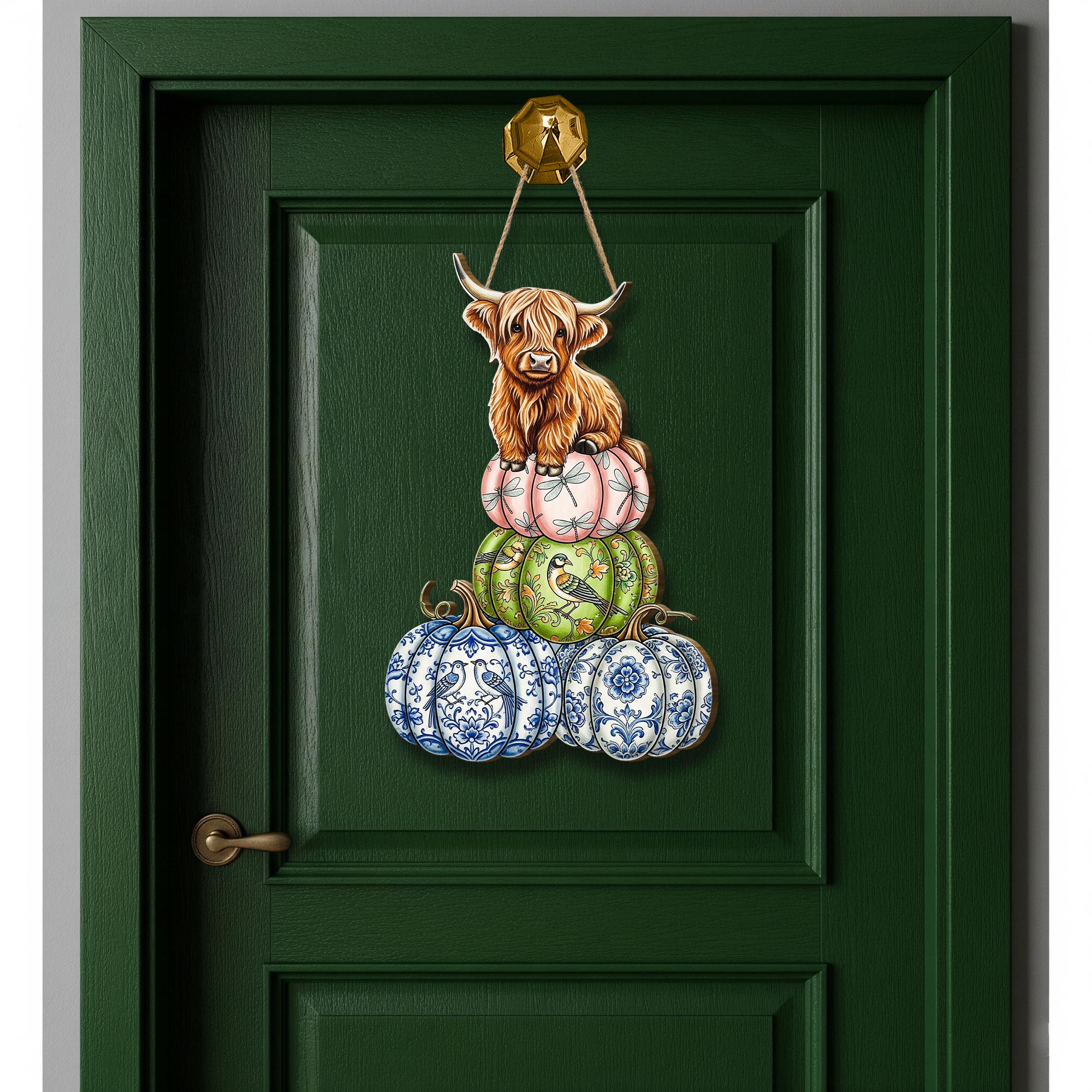 Highland Cow Pumpkin Wooden Door Sign – Fall Farmhouse Wall Decor, Rustic Cow Autumn Porch Sign, Country Pumpkin Stack Art