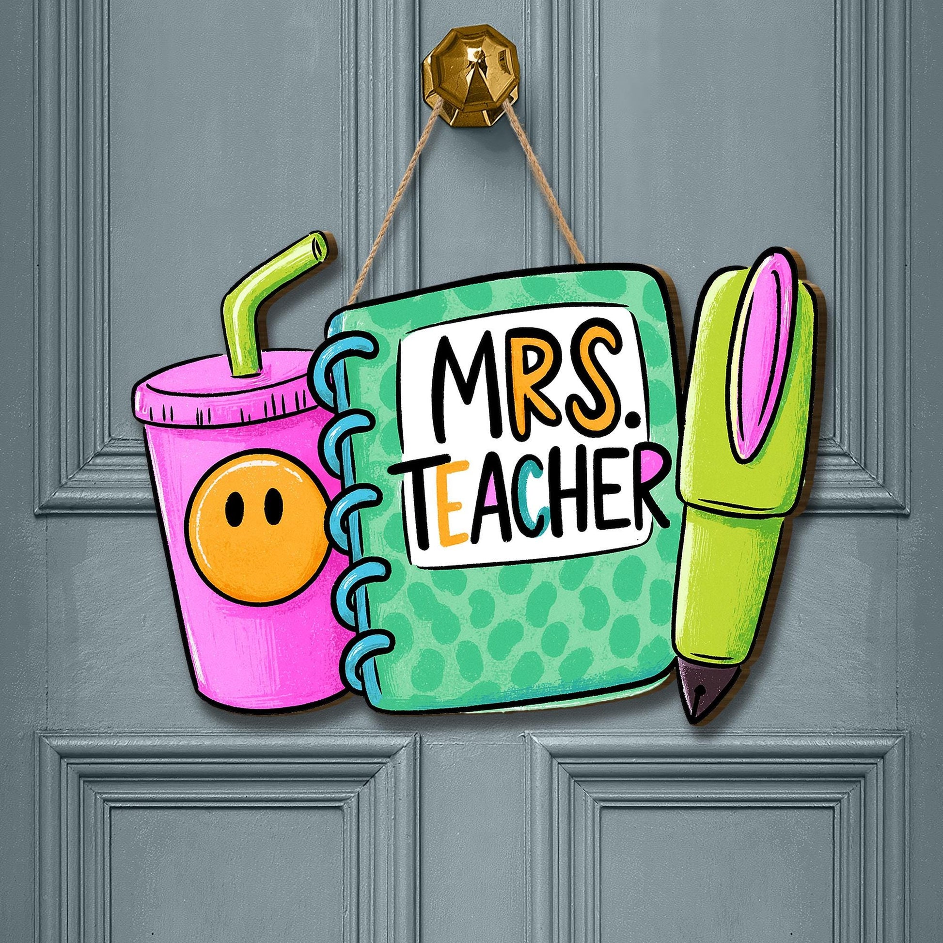 Personalized Teacher Door Sign – Cute Notebook, Pen, Tumbler Classroom Decor, Back to School Gift for Teachers, Custom Name Hanger
