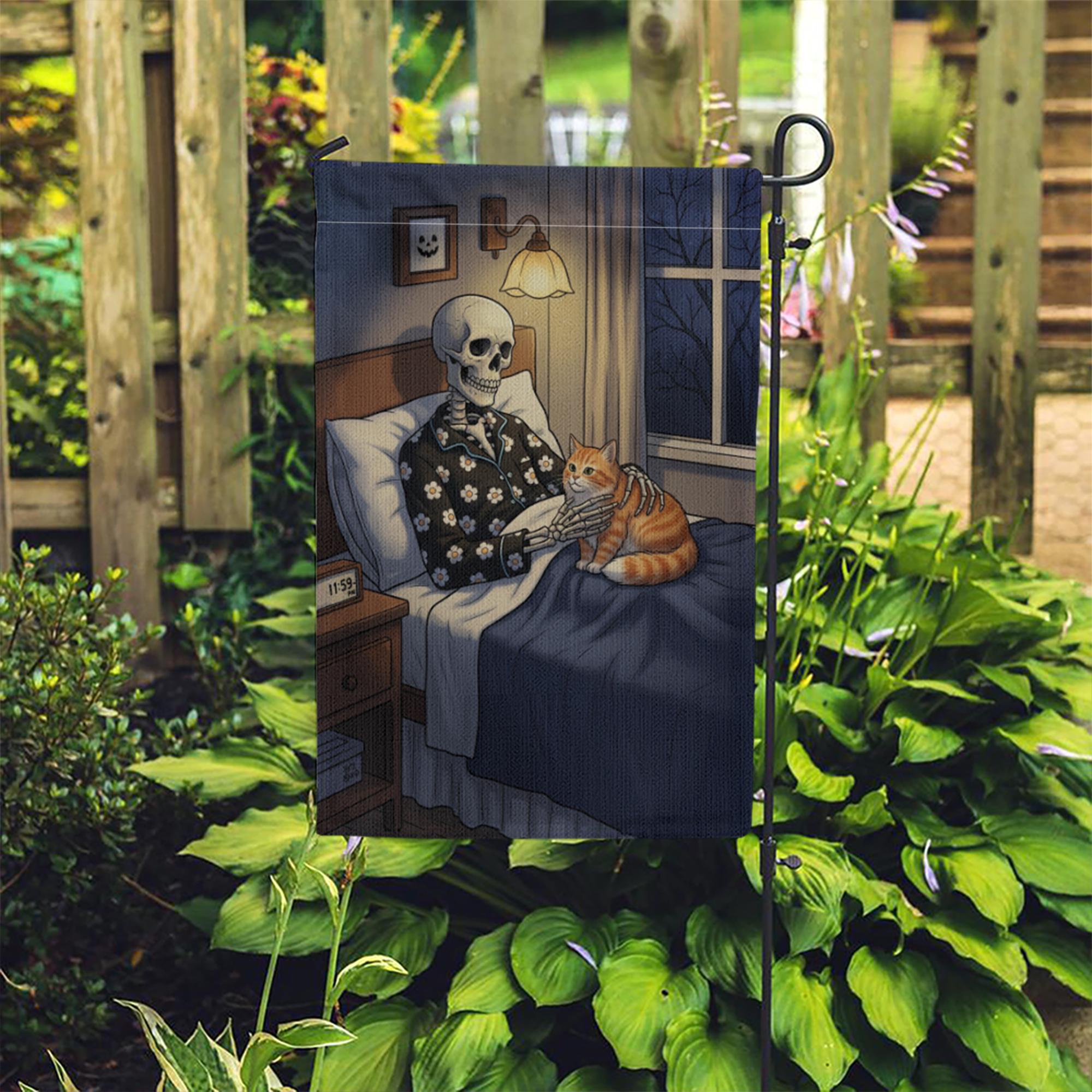 Funny Skeleton and Cat Garden Flag – Halloween Spooky Bedroom Decor, Cozy Skeleton Night Scene, Gothic Fall Outdoor Yard Banner