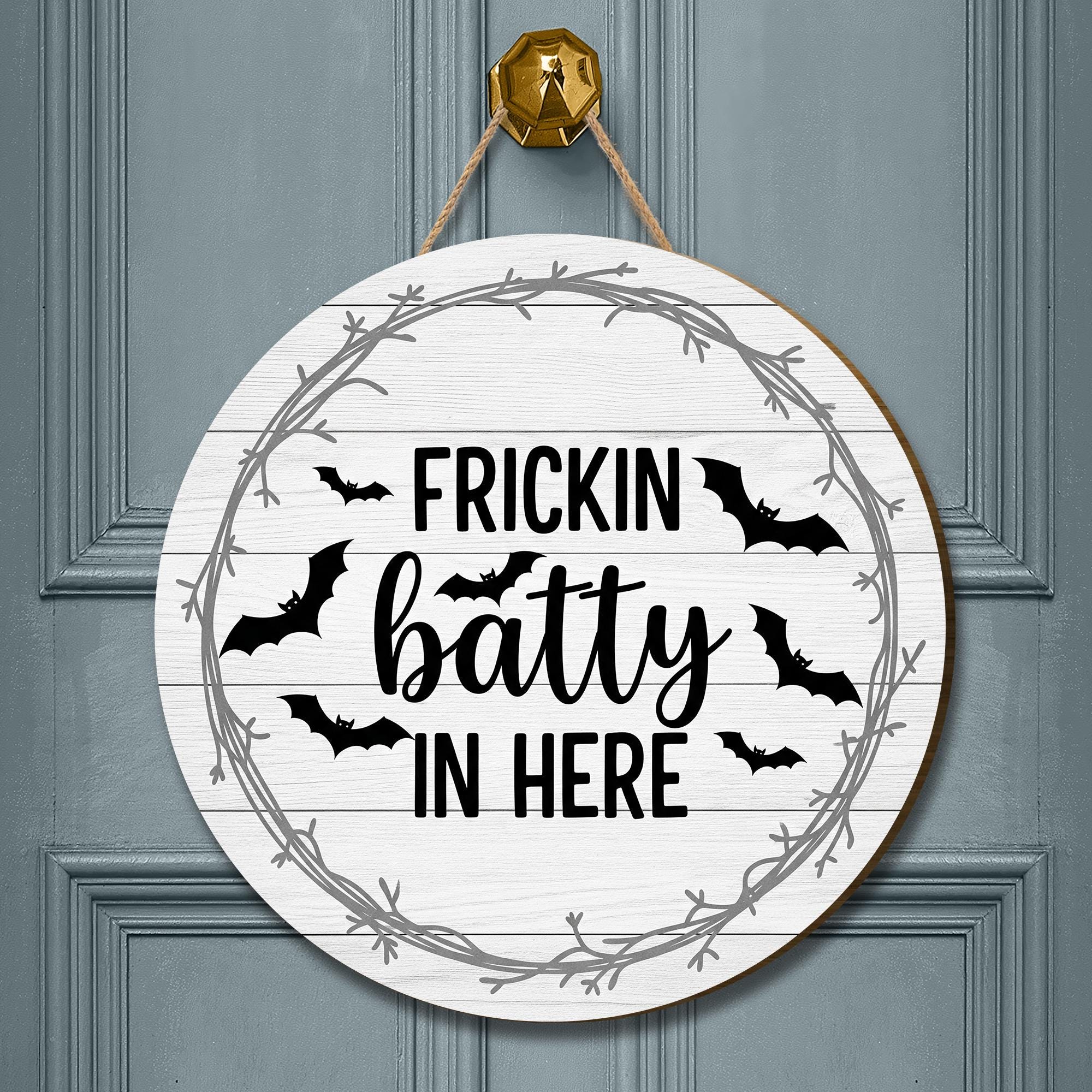 Frickin Batty In Here Door Sign – Funny Halloween Sign with Bats, Rustic Fall Porch Decor, Spooky Wall Hanging, Halloween Wreath Home Decor