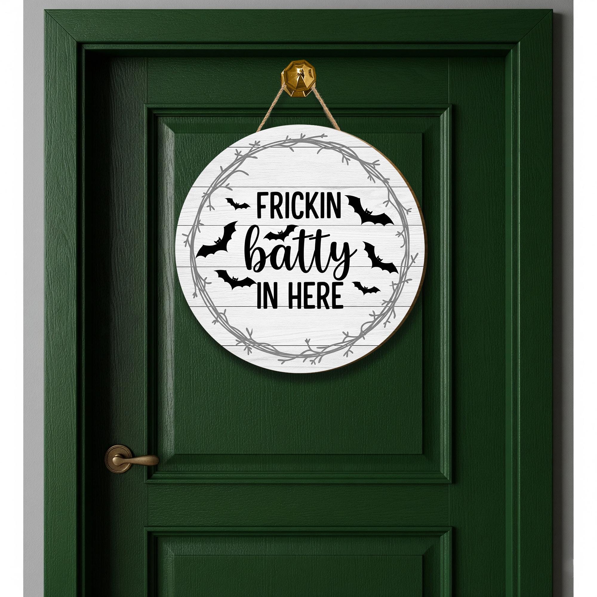 Frickin Batty In Here Door Sign – Funny Halloween Sign with Bats, Rustic Fall Porch Decor, Spooky Wall Hanging, Halloween Wreath Home Decor