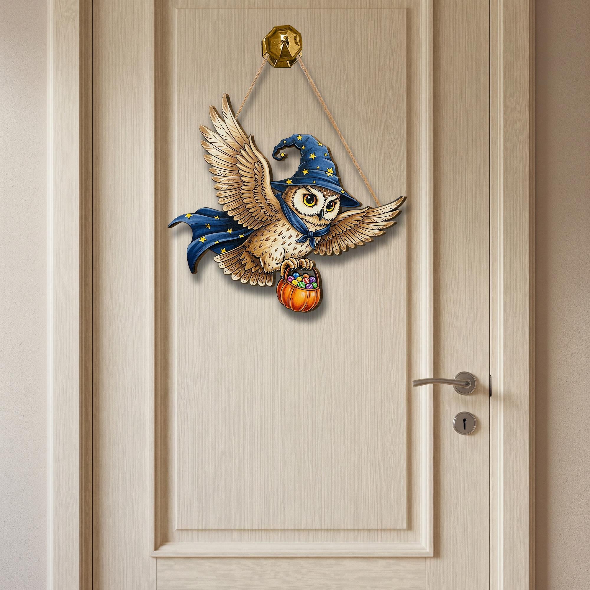 Halloween Owl Wooden Door Sign – Cute Wizard Owl with Candy Bucket Hanging Decor, Fall Witchy Wall Plaque for Front Porch or Entryway