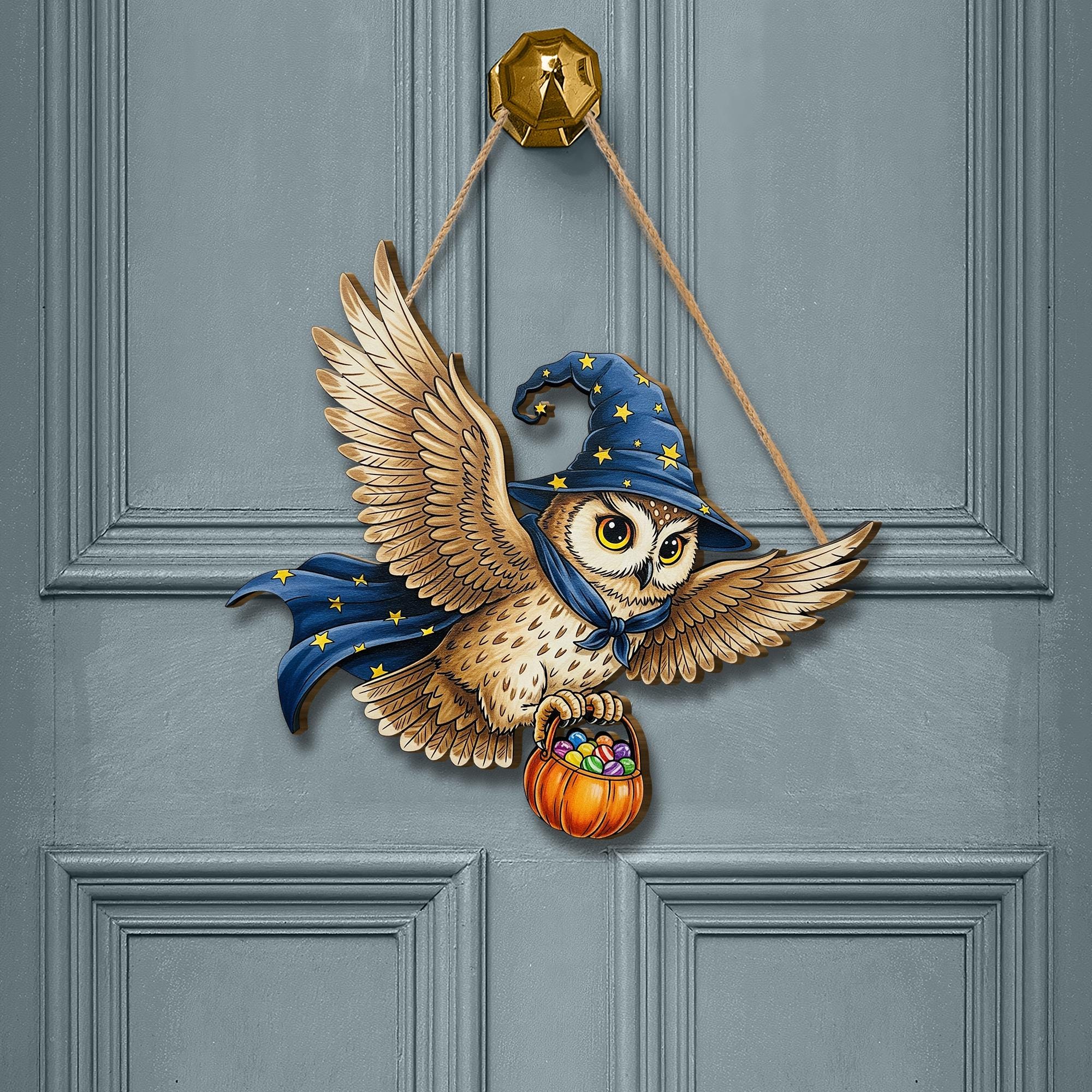 Halloween Owl Wooden Door Sign – Cute Wizard Owl with Candy Bucket Hanging Decor, Fall Witchy Wall Plaque for Front Porch or Entryway