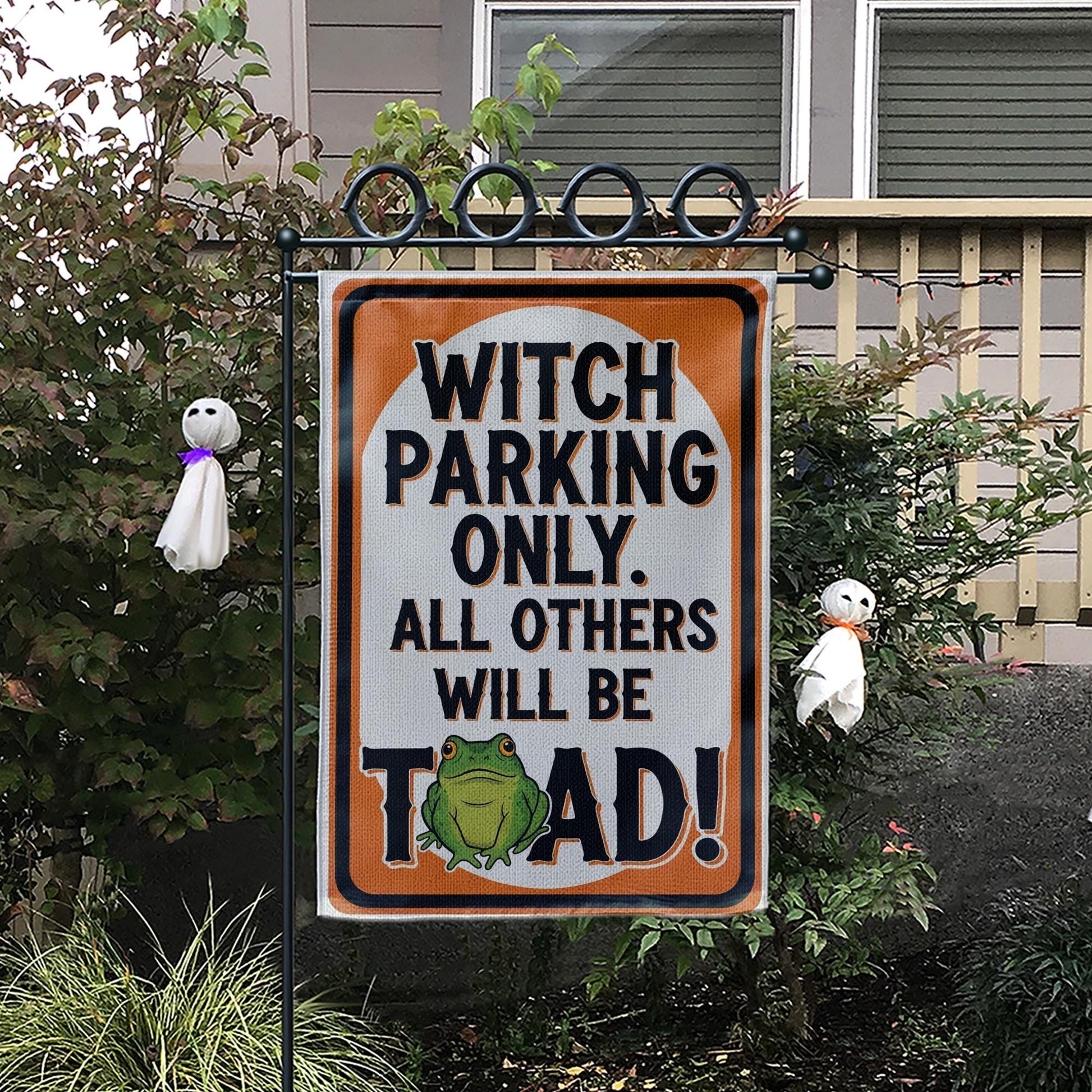 Witch Parking Only Garden Flag – Funny Halloween Toad Yard Sign, Spooky Witch Decor, Outdoor Halloween Porch Flag
