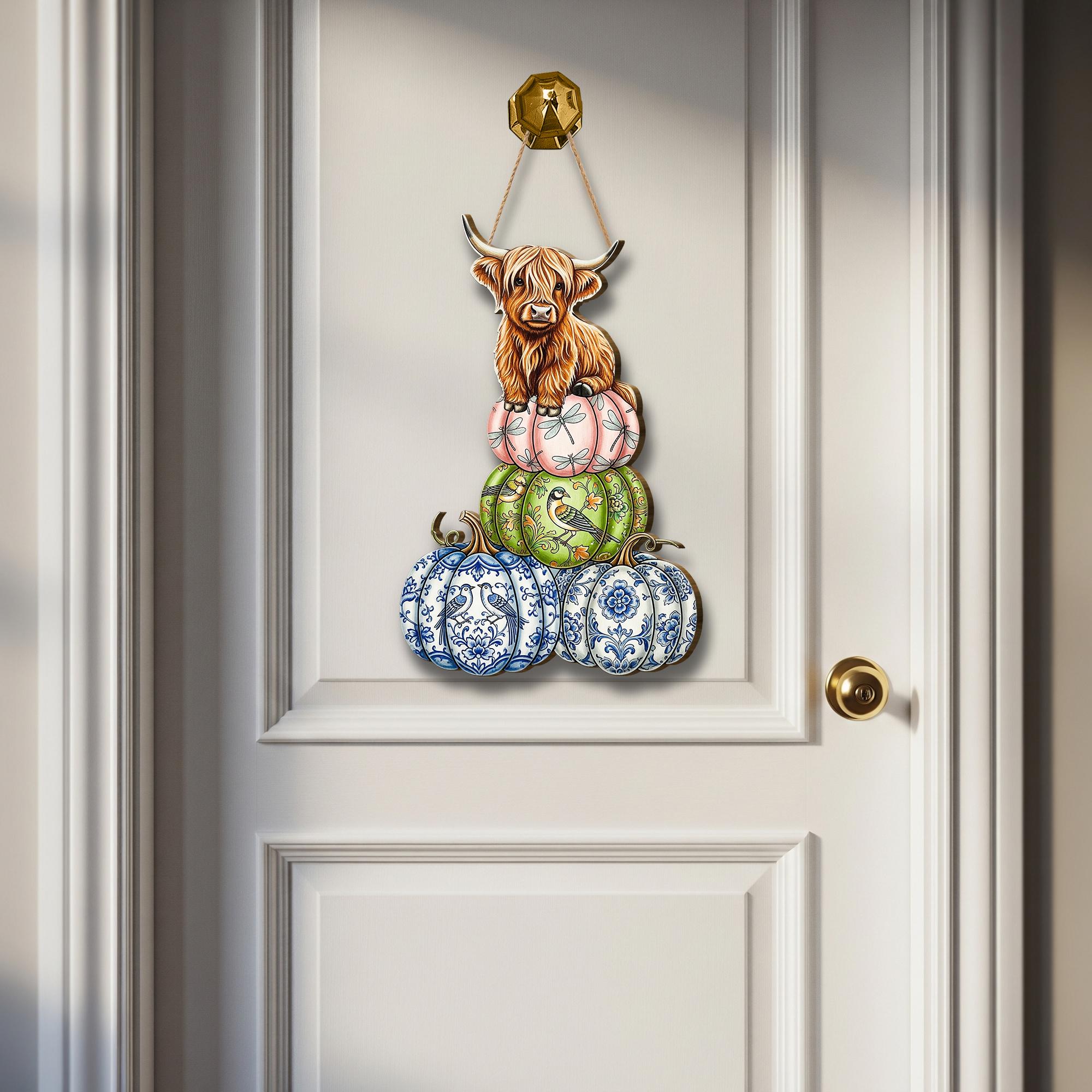 Highland Cow Pumpkin Wooden Door Sign – Fall Farmhouse Wall Decor, Rustic Cow Autumn Porch Sign, Country Pumpkin Stack Art