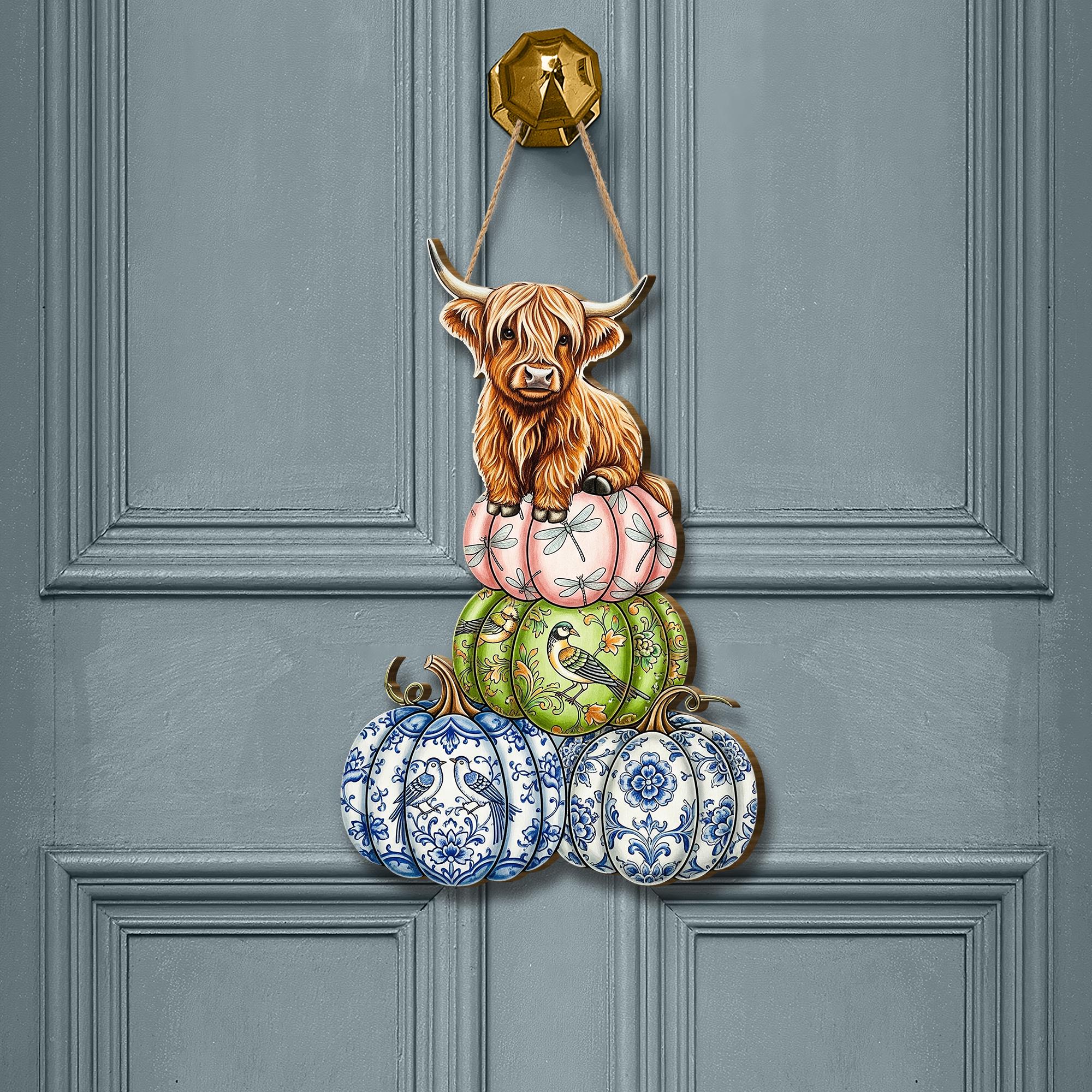 Highland Cow Pumpkin Wooden Door Sign – Fall Farmhouse Wall Decor, Rustic Cow Autumn Porch Sign, Country Pumpkin Stack Art