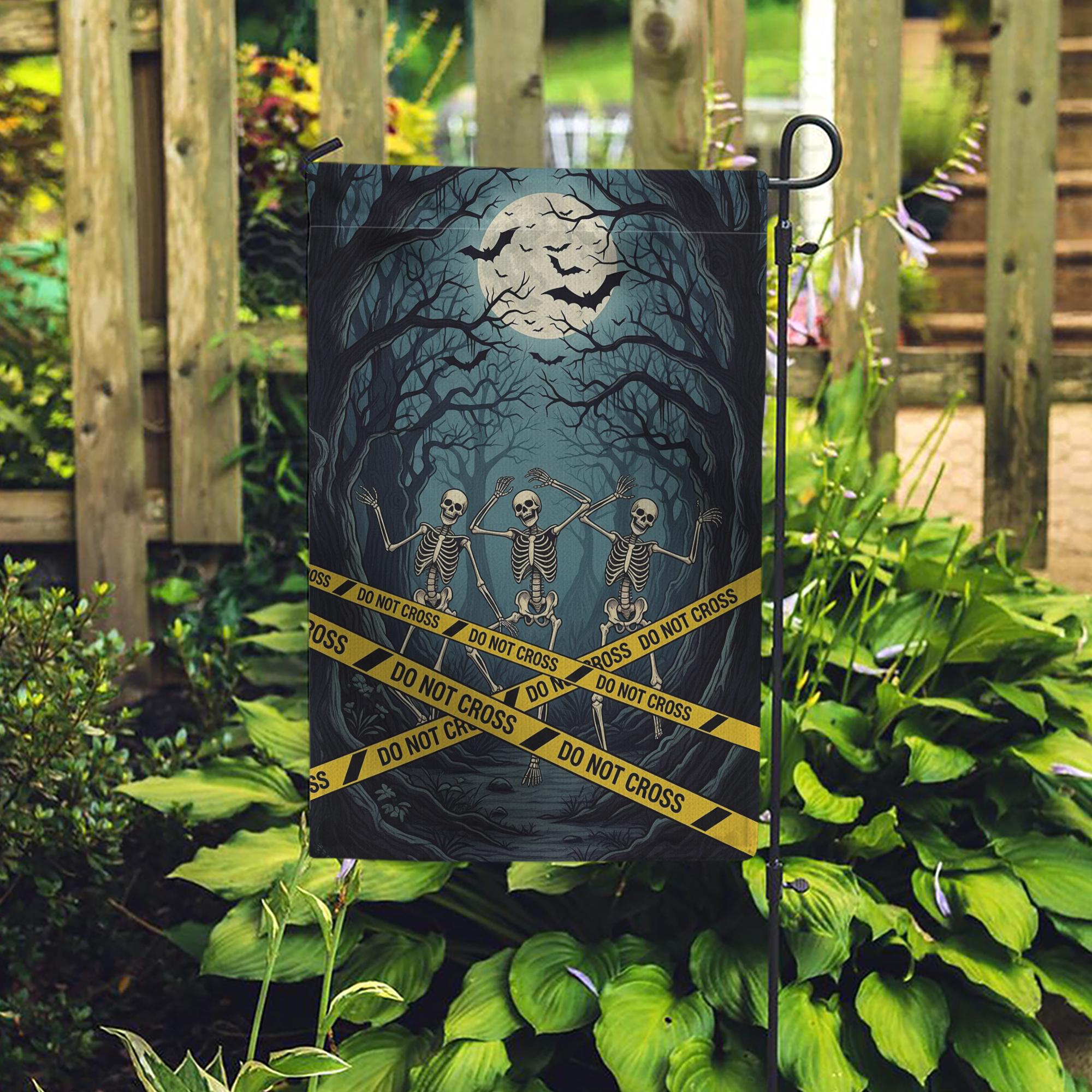 Halloween Skeleton Garden Flag, Spooky Do Not Cross Yard Decor, Haunted House Outdoor Decoration, Scary Moonlit Cemetery Flag