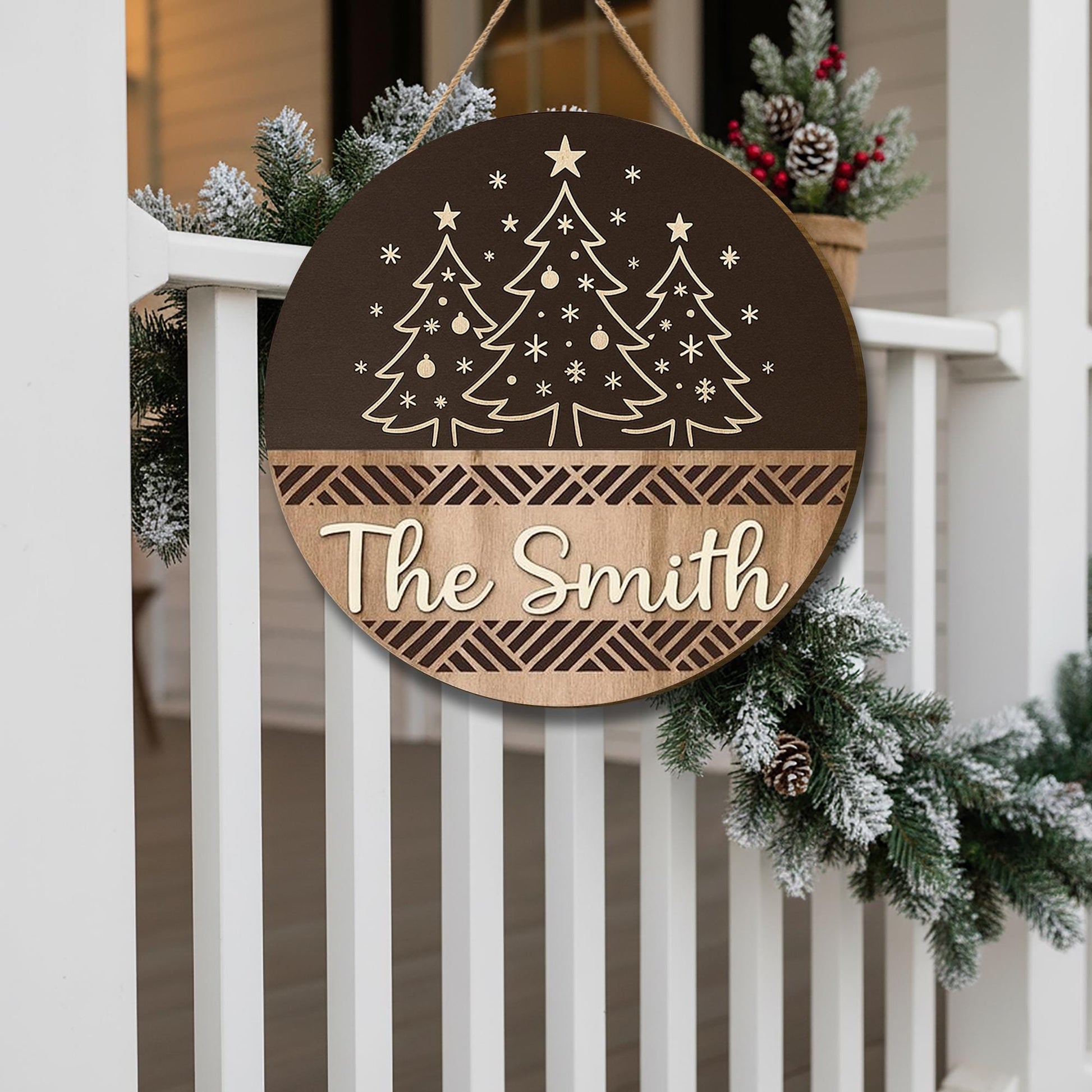 Personalized Family Christmas Door Sign – Rustic Round Wooden Holiday Decor with Custom Name