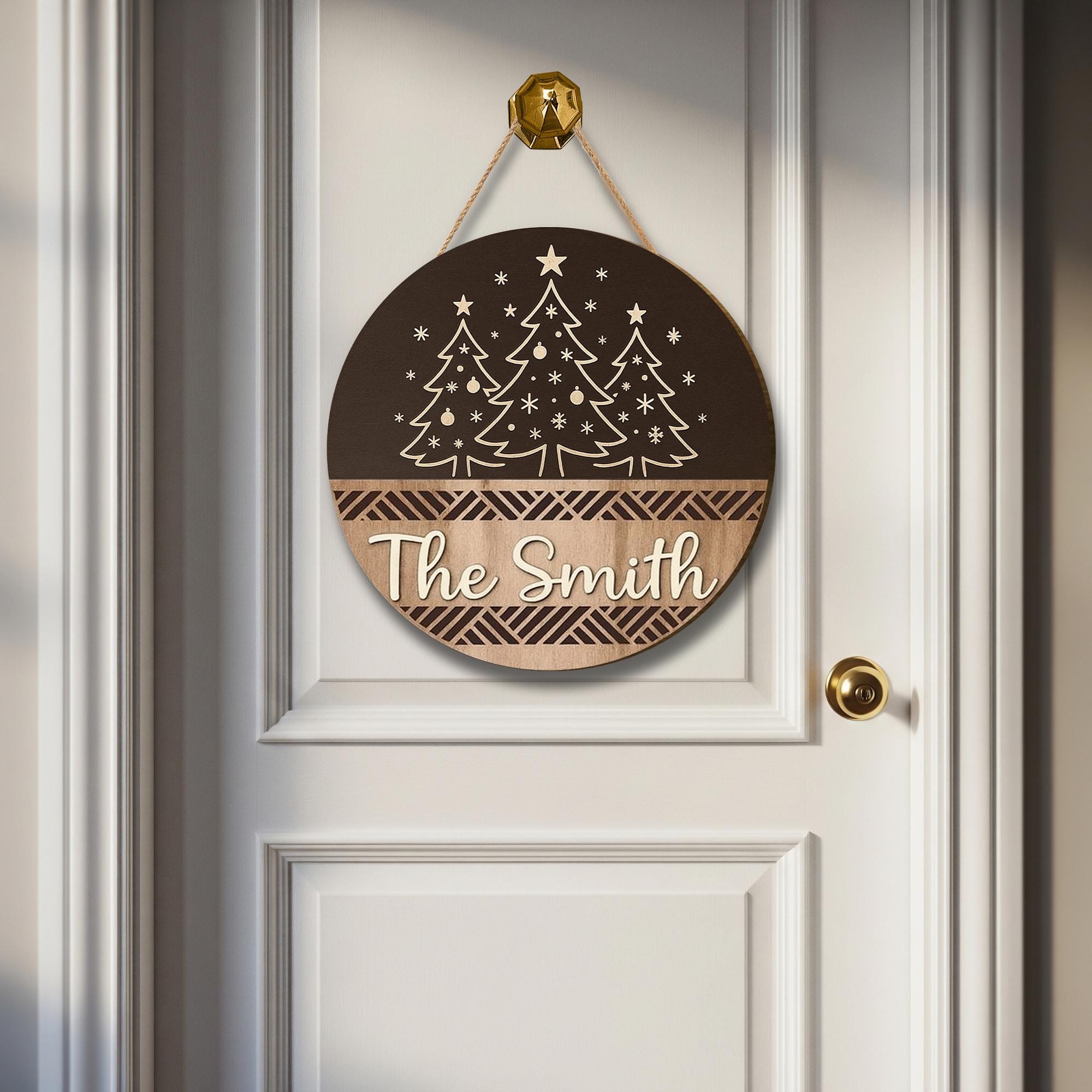 Personalized Family Christmas Door Sign – Rustic Round Wooden Holiday Decor with Custom Name