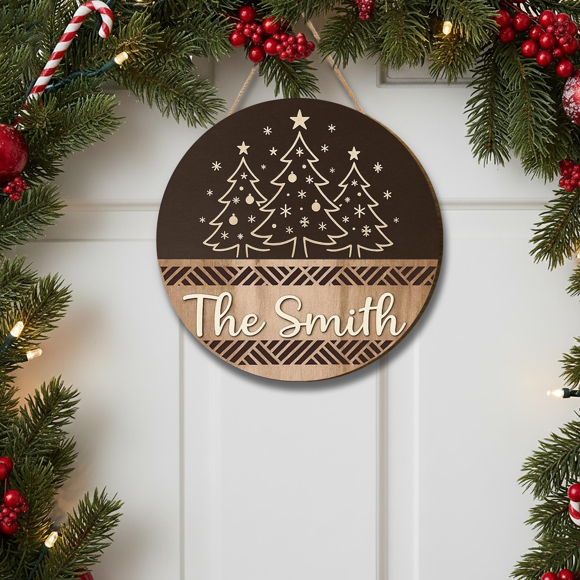 Personalized Family Christmas Door Sign – Rustic Round Wooden Holiday Decor with Custom Name