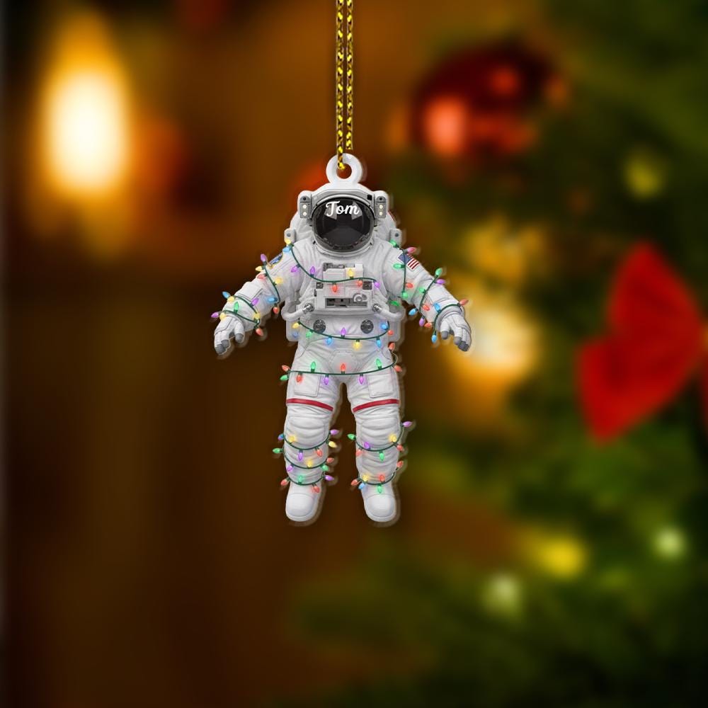 Personalized Astronaut Ornament – Custom Name Christmas Decoration with Space Suit and Holiday Lights