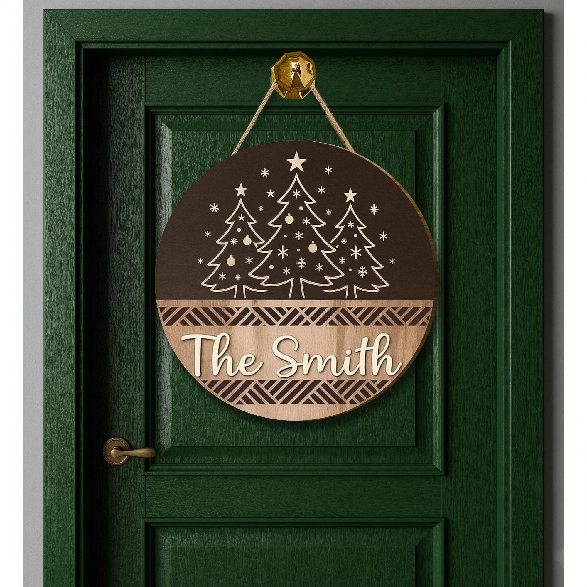 Personalized Family Christmas Door Sign – Rustic Round Wooden Holiday Decor with Custom Name