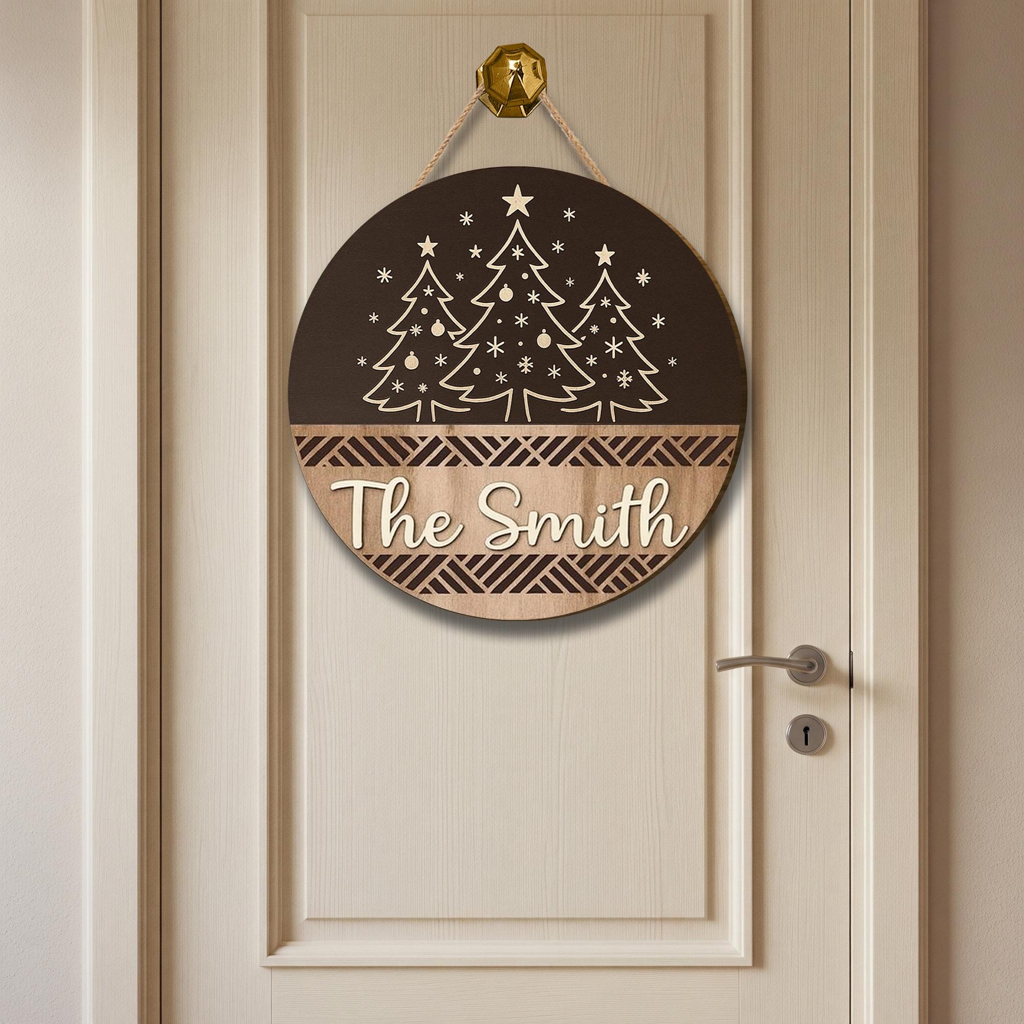 Personalized Family Christmas Door Sign – Rustic Round Wooden Holiday Decor with Custom Name