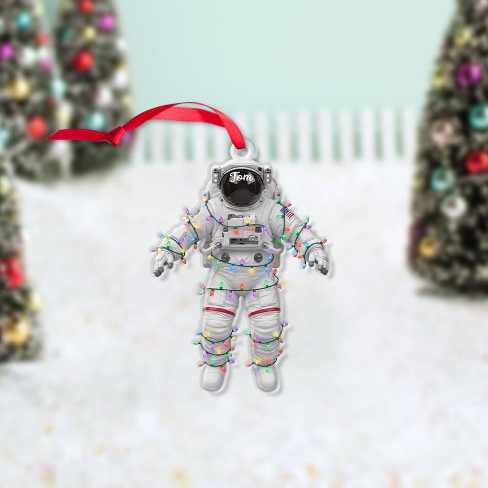 Personalized Astronaut Ornament – Custom Name Christmas Decoration with Space Suit and Holiday Lights